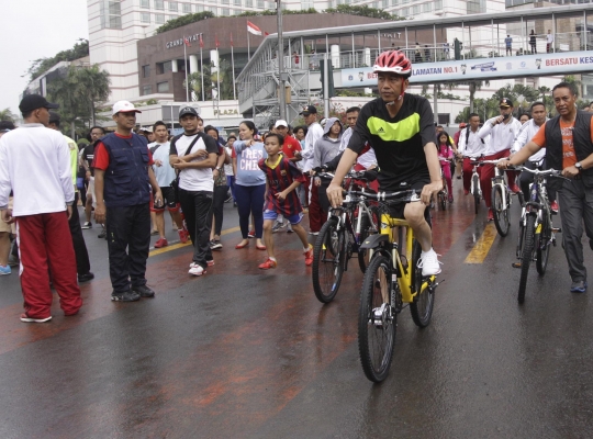 Minggu pagi, Jokowi bersepeda santai di Car Free Day