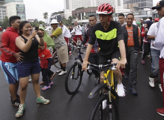 Minggu pagi, Jokowi bersepeda santai di Car Free Day