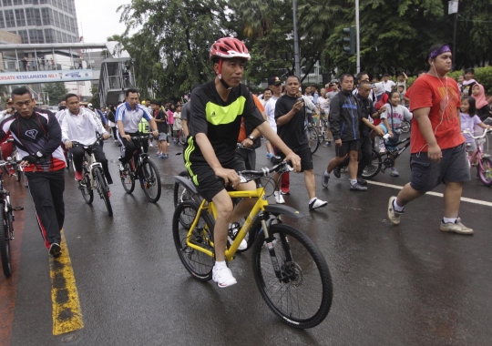 Minggu pagi, Jokowi bersepeda santai di Car Free Day