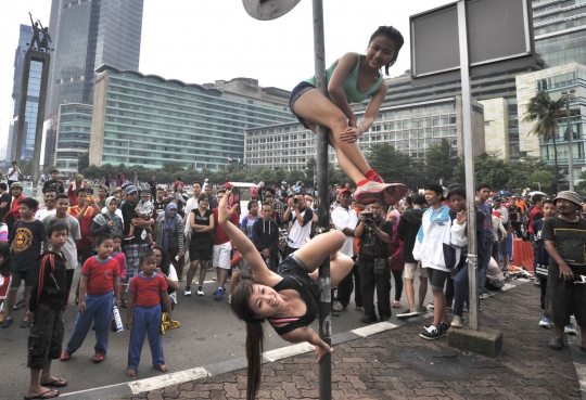 Aksi pole dancer cantik 'segarkan' Minggu pagi di Bundaran HI
