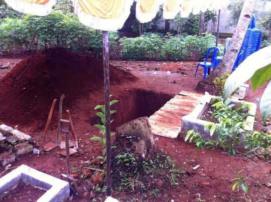 Tiba di Cianjur, Rani langsung dimakamkan di samping pusara ibunda