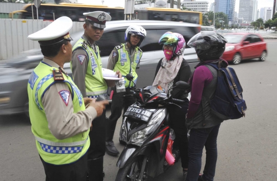 Polisi mulai tilang pengendara motor yang terobos Jalan Thamrin