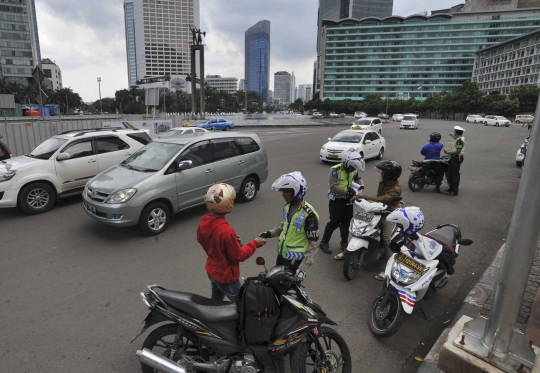 Polisi mulai tilang pengendara motor yang terobos Jalan Thamrin