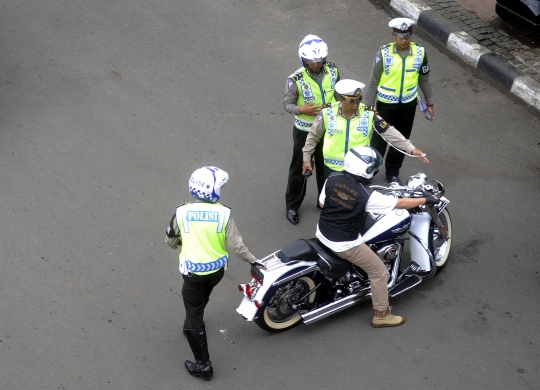 Polisi mulai tilang pengendara motor yang terobos Jalan Thamrin