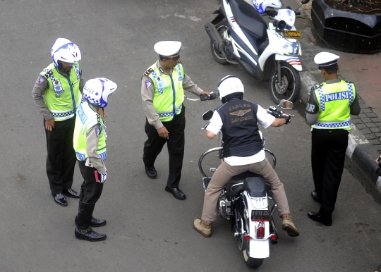 Polisi mulai tilang pengendara motor yang terobos Jalan Thamrin