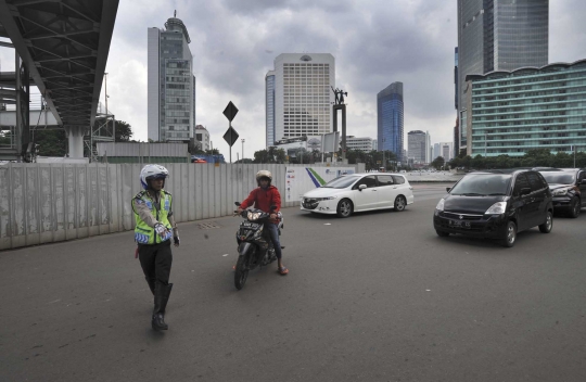 Polisi mulai tilang pengendara motor yang terobos Jalan Thamrin