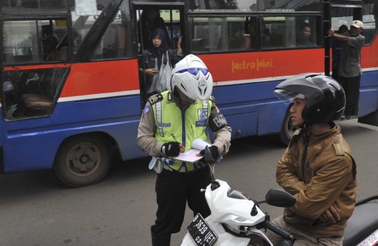 Polisi mulai tilang pengendara motor yang terobos Jalan Thamrin