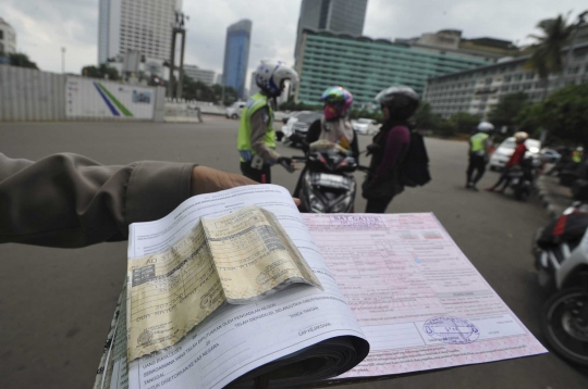 Polisi mulai tilang pengendara motor yang terobos Jalan Thamrin