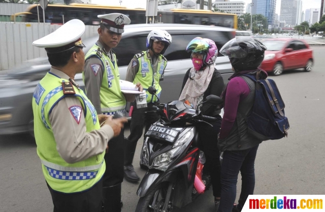 Foto : Polisi mulai tilang pengendara motor yang terobos 