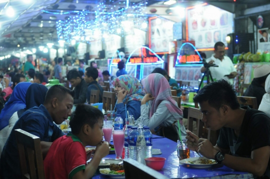 Menikmati lezatnya kuliner khas Semarang di Simpang Lima