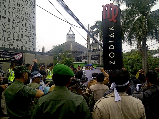 Ini hotel di Bandung yang pasang logo mirip lafaz Allah terbalik