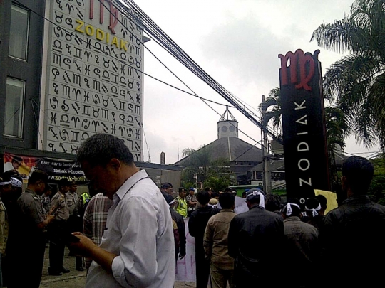 Ini hotel di Bandung yang pasang logo mirip lafaz Allah terbalik