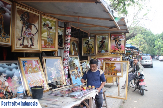 Berburu lukisan kaca khas Cirebon, karya seni media dakwah Islam