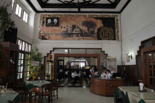 Mengunjungi Toko Oen, tempat tongkrongan none Belanda di Semarang