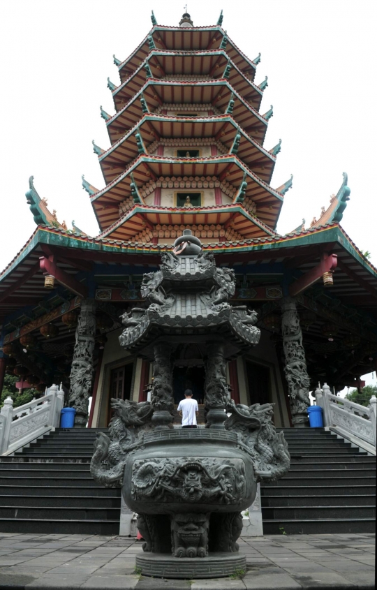 Menjelajahi pagoda tertinggi di Indonesia