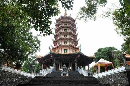 Menjelajahi pagoda tertinggi di Indonesia