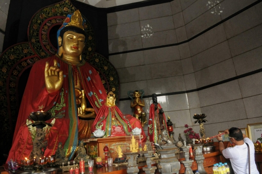 Menjelajahi pagoda tertinggi di Indonesia