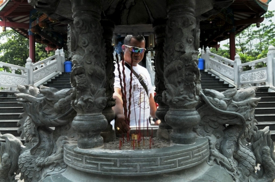 Menjelajahi pagoda tertinggi di Indonesia