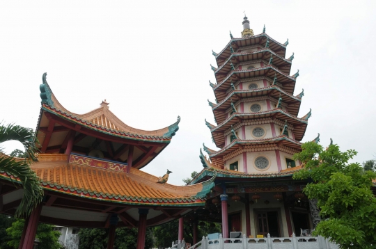 Menjelajahi pagoda tertinggi di Indonesia