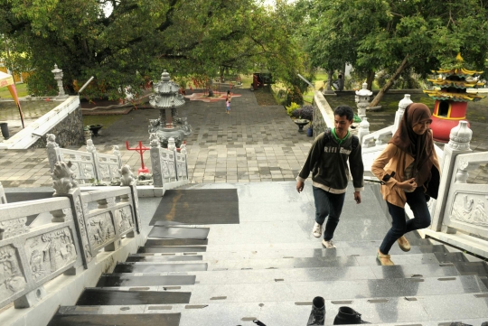 Menjelajahi pagoda tertinggi di Indonesia