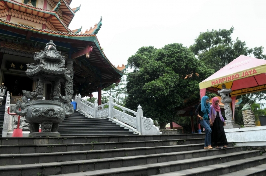 Menjelajahi pagoda tertinggi di Indonesia