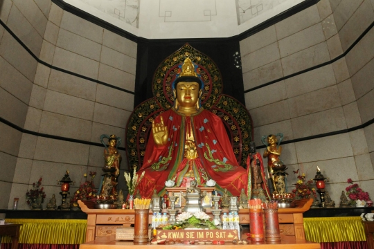 Menjelajahi pagoda tertinggi di Indonesia