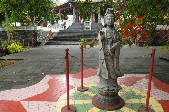 Menjelajahi pagoda tertinggi di Indonesia