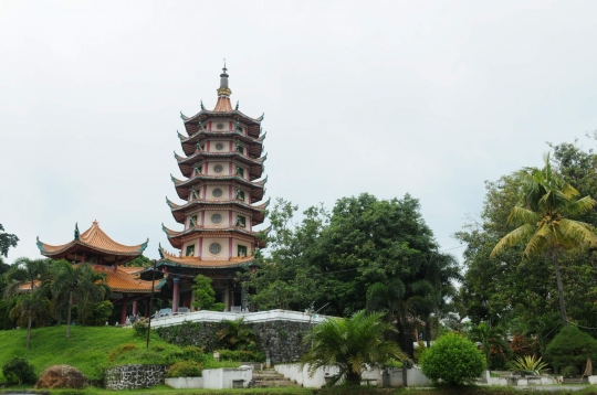 Menjelajahi pagoda tertinggi di Indonesia