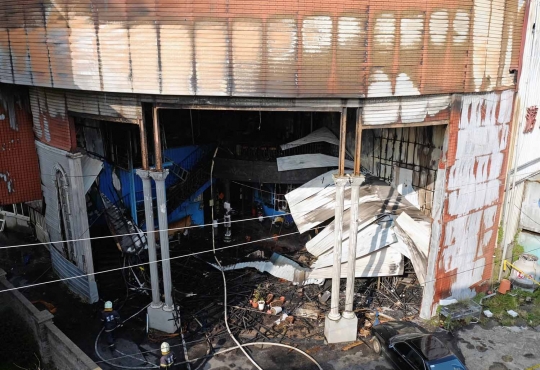 Kebakaran dahsyat lahap arena boling di Taiwan, 6 pemadam tewas