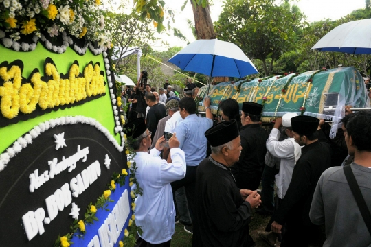 Suasana pemakaman Bob Sadino di TPU Jeruk Purut