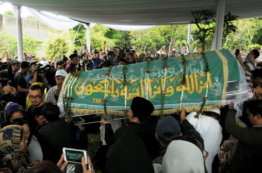 Suasana pemakaman Bob Sadino di TPU Jeruk Purut