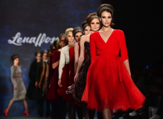 Aksi model-model cantik berlenggang di Mercedes-Benz Fashion Week