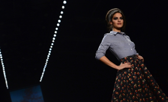 Aksi model-model cantik berlenggang di Mercedes-Benz Fashion Week