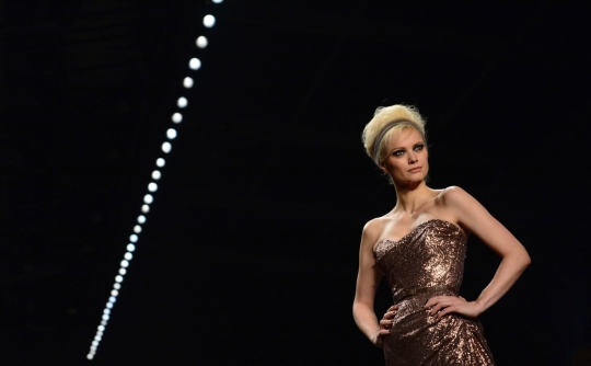 Aksi model-model cantik berlenggang di Mercedes-Benz Fashion Week