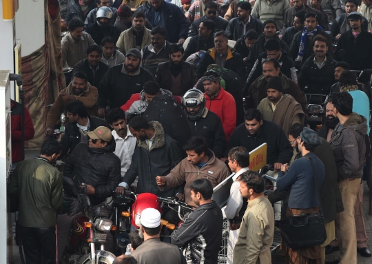 Begini antrean BBM di Pakistan yang tak jauh beda dengan Indonesia