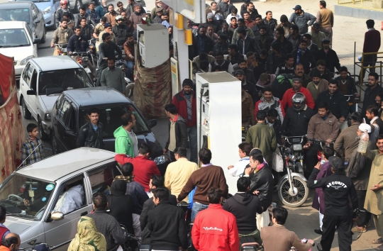 Begini antrean BBM di Pakistan yang tak jauh beda dengan Indonesia