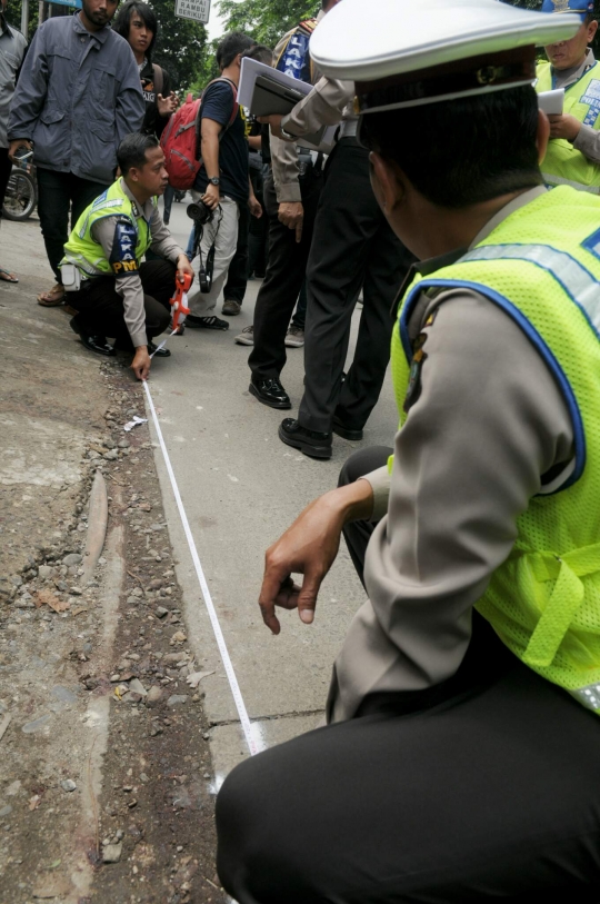 Olah TKP Outlander maut, Jalan Arteri Pondok Indah macet parah