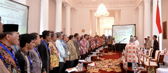 Jokowi beri pengarahan kepada bupati se-Sumatera di Istana Bogor