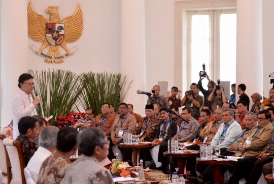 Jokowi beri pengarahan kepada bupati se-Sumatera di Istana Bogor