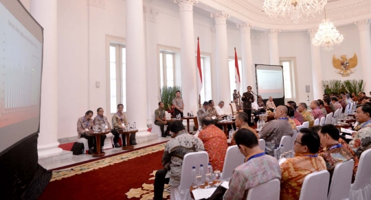 Jokowi beri pengarahan kepada bupati se-Sumatera di Istana Bogor