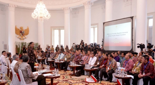 Jokowi beri pengarahan kepada bupati se-Sumatera di Istana Bogor