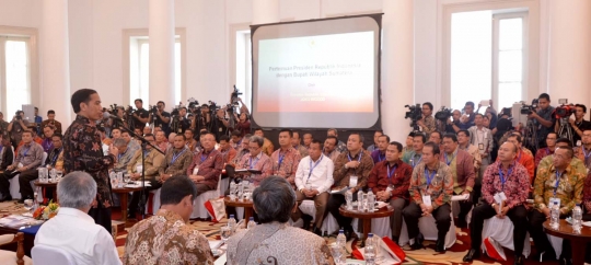 Jokowi beri pengarahan kepada bupati se-Sumatera di Istana Bogor