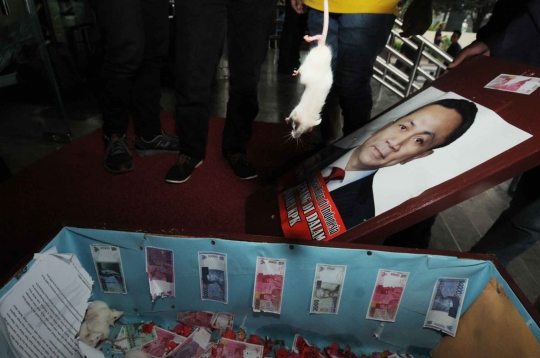 Demo Zulkifli Hasan, aktivis bawa peti mati berisi tikus ke KPK