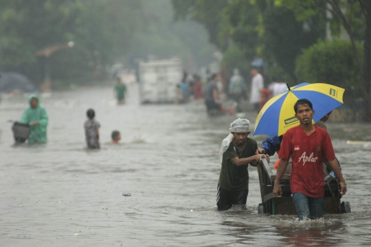 Jalan Baru Sunter banjir, akses kendaraan lumpuh