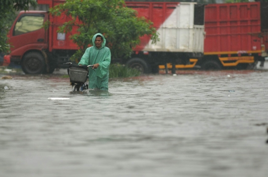 Jalan Baru Sunter banjir, akses kendaraan lumpuh