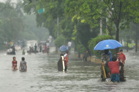 Jalan Baru Sunter banjir, akses kendaraan lumpuh