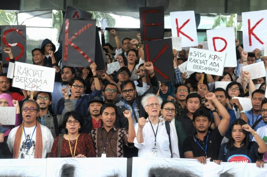 Massa antikorupsi barikade Gedung KPK dari serangan Polri