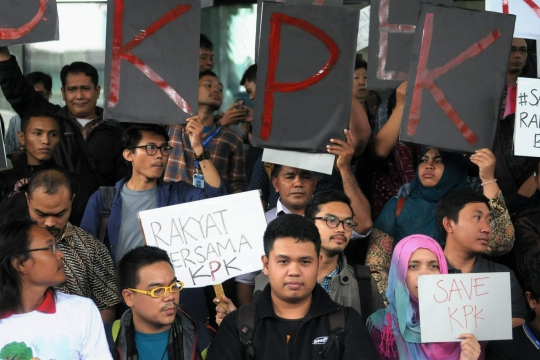 Massa antikorupsi barikade Gedung KPK dari serangan Polri