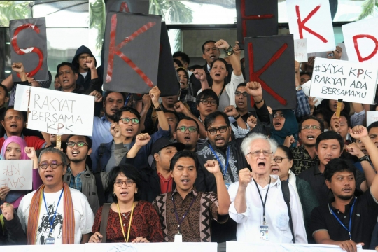 Massa antikorupsi barikade Gedung KPK dari serangan Polri