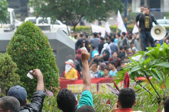 Massa pro dan kontra cekcok di depan Gedung KPK